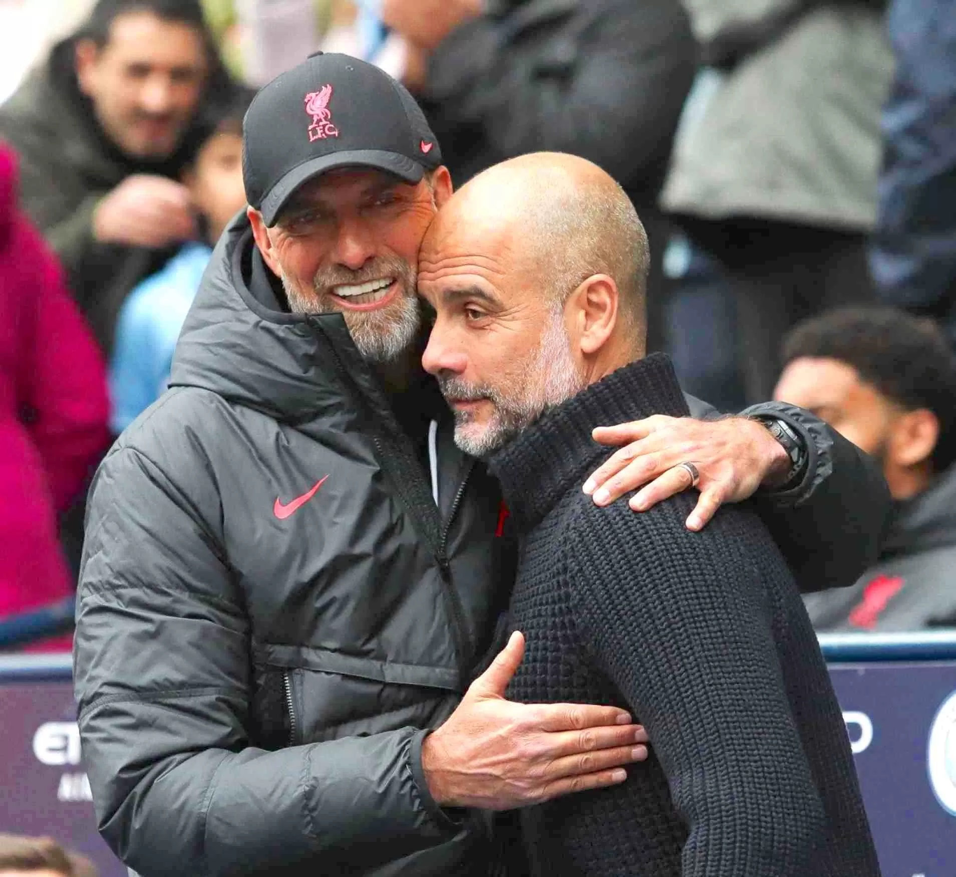 DUO JENIUS: Pep Guardiola dan Juergen Klopp dalam pertemuan tahun lalu. Keduanya akan kembali beradu taktik dalam pertandingan di Anfield malam nanti. (Foto: X/Liverpool)