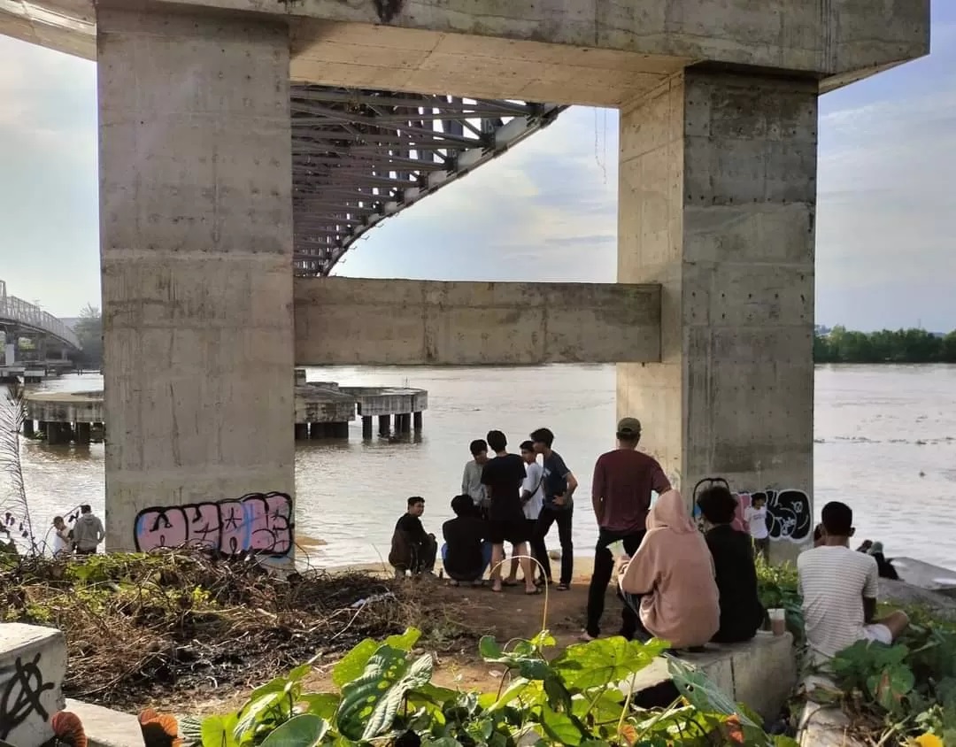 SEGERA DITUTUP: Area kolong Jembatan Mahakam II ini akan ditutup pemerintah setempat karena alasan keamanan.