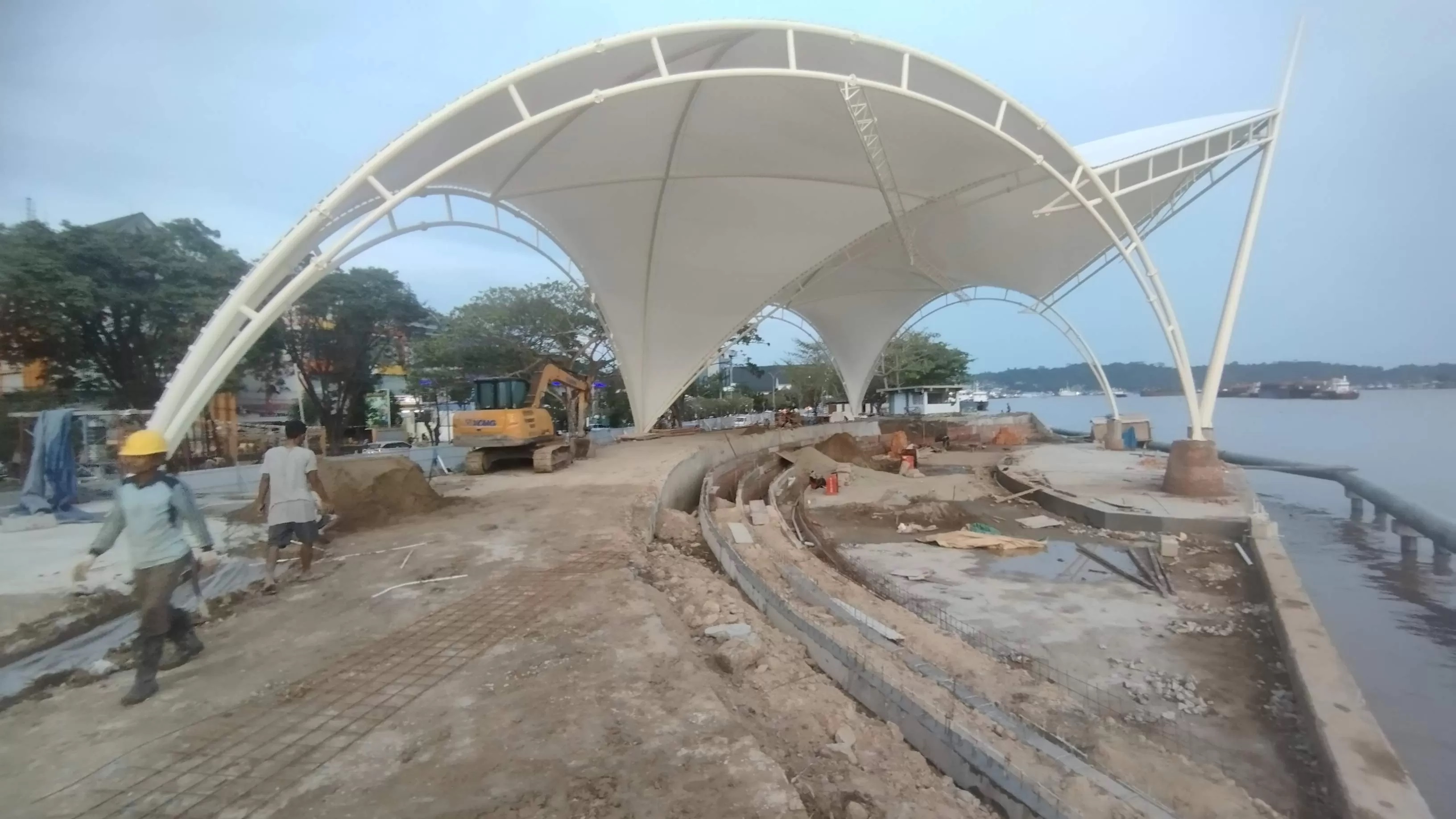 DIKEBUT: Sejumlah pekerja berusaha menyelesaikan pembangunan Teras Samarinda di Tepian Mahakam, Jalan Gajah Mada Samarinda Ulu, Jumat (8/3).