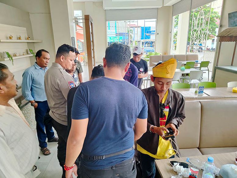 DICEGAT: Petugas kepolisian saat mengamankan pelaku dugaan penipuan di bigo live yang diduga kuat jaringan internasional di Sampit, Minggu (10/3/2024) (FAHRY/RADAR SAMPIT).