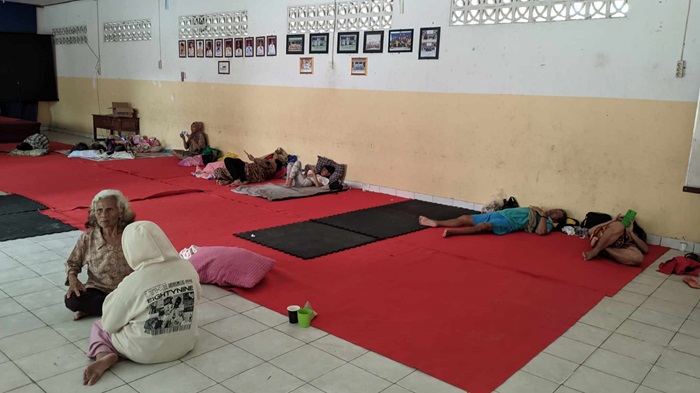 Sejumlah warga terdampak banjir mengungsi di penampungan sementara di salah satu SD di Kota Palangka Raya. Tampak pula tim gabungan melakukan evakuasi terhadap lansia di Jalan A Yani.