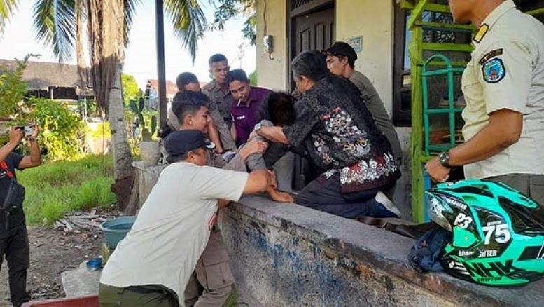 ODGJ ngamuk tapi berhasil diamankan.