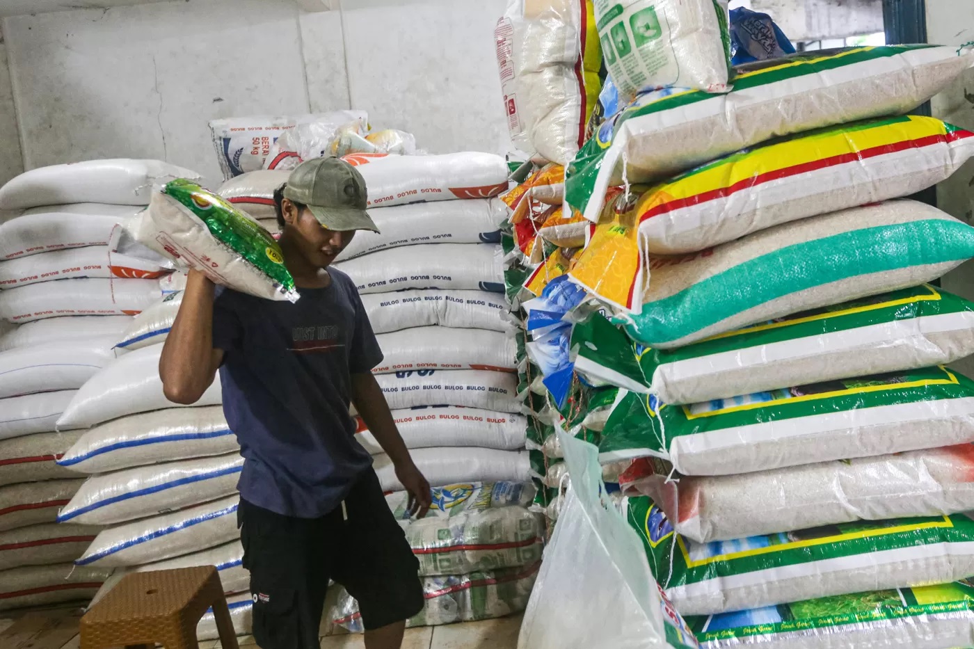 Pedagang melayani pembeli beras di Pasar Musi, Kota Depok, Jawa Barat, Minggu (10/3/2024). (SALMAN TOYIBI/JAWA POS)