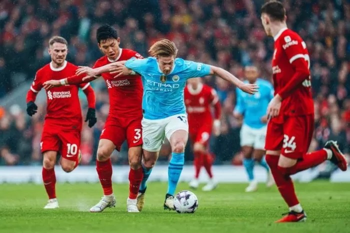 Gelandang Manchester City Kevin de Bruyne dikawal tiga pemain Liverpool pada pertandingan yang berakhir imbang 1-1 di Stadion Anfield, Minggu (10/3). (mancity.com/Antara)