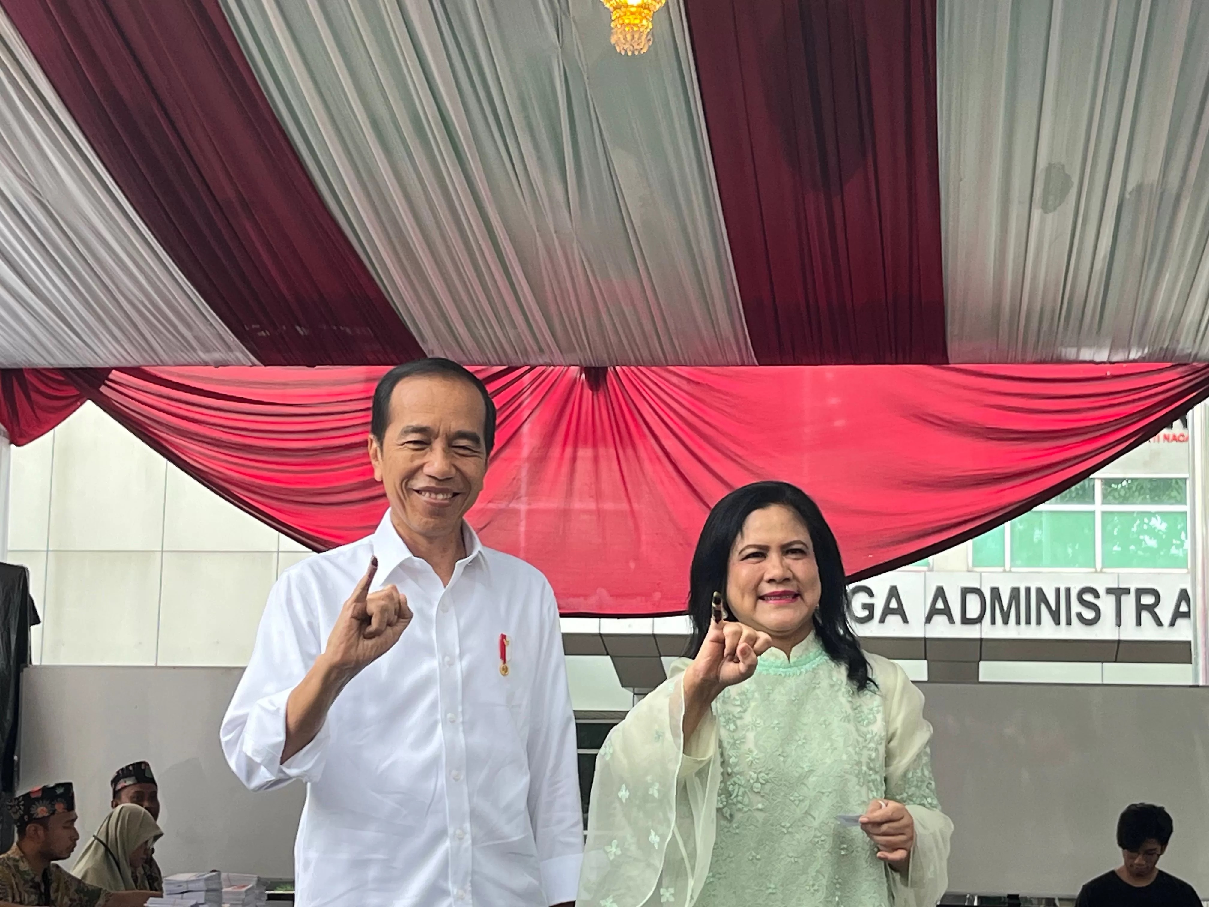 Presiden Joko Widodo (Jokowi) bersama Ibu Negara Iriana secara resmi menggunakan hak pilihnya di TPS 10, Kelurahan Gambir, Jakarta Pusat. (Nurul Fitriana/JawaPos.com)