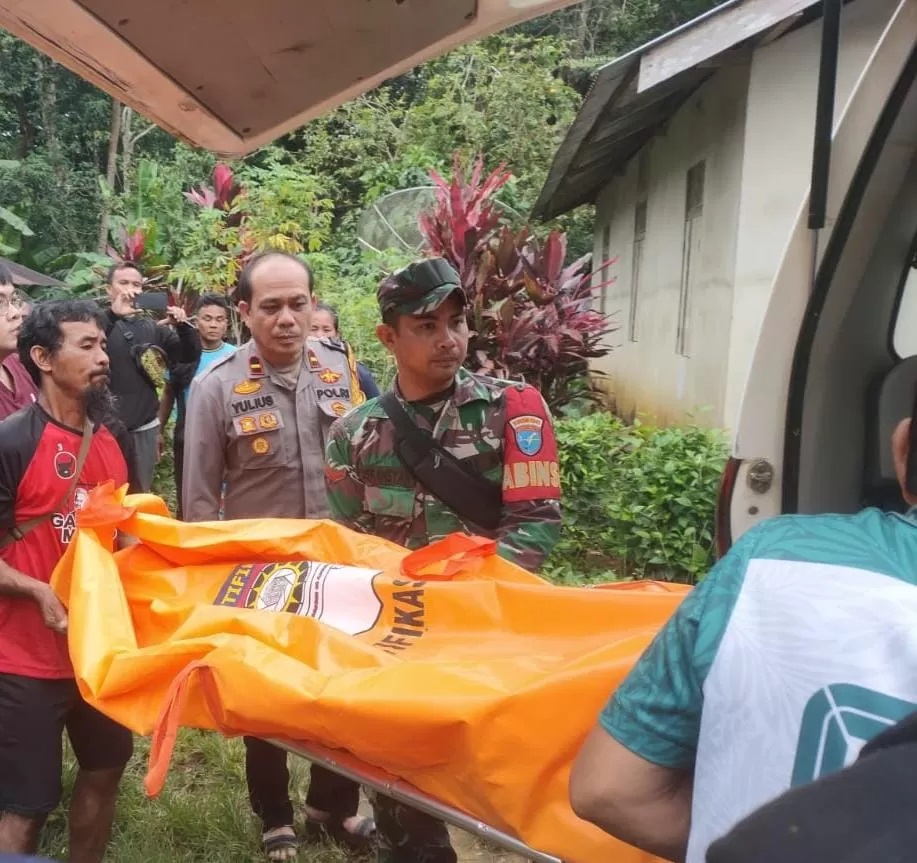 Evakuasi jenazah korban mutilasi di Desa Gombang Kecamatan Sengah Temila pada Sabtu (9/3). (Humas Polsek Sengah Temila)