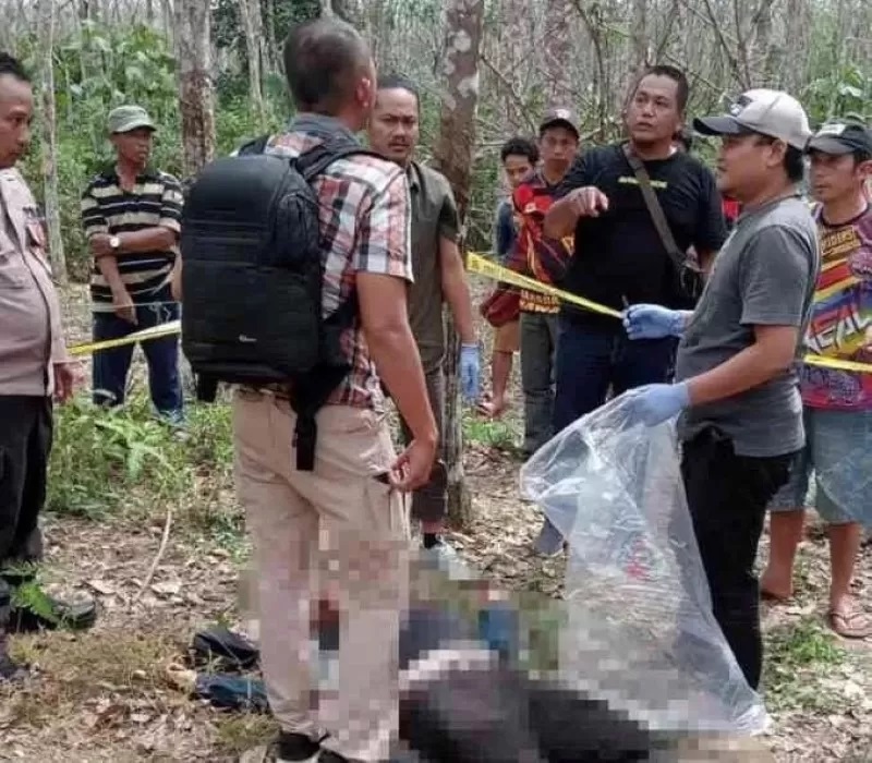 TERGELETAK: Sabriansyah korban pembunuhan di Mangkauk, Pengaron, Banjar tergeletak bersimbah darah. (Foto: Humas Polres Banjar Untuk Radar Banjarmasin)