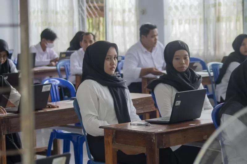 HARAP SABAR: Peserta seleksi guru inklusi dan operator sekolah harap bersabar. Pengumuman lolos seleksi ditunda. (FOTO: JAMALUDDIN/RADAR BANJARMASIN)
