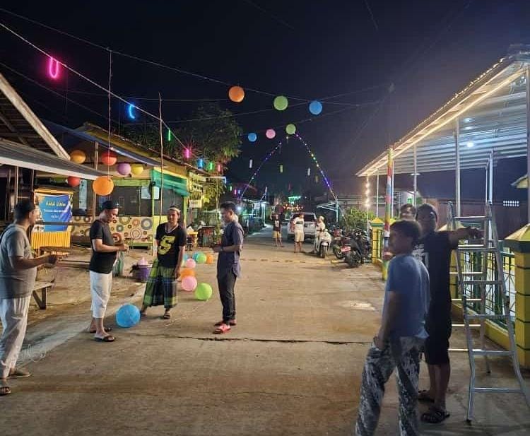 Para warga dan pemuda RT 02 dan 03 Timbau mempersiapkan Kampung Ramadan di tempat tinggal mereka (Elmo/Prokal.co)