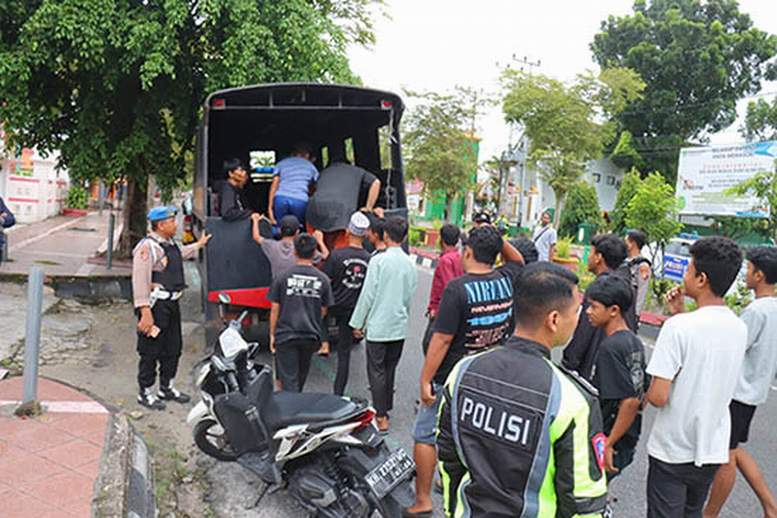 DIBINA: Puluhan remaja dan anak-anak Pangkalan Bun terjaring razia Polres Kotawaringin Barat di hari pertama puasa Ramadan. (Polres Kobar/Radarsampit.com)