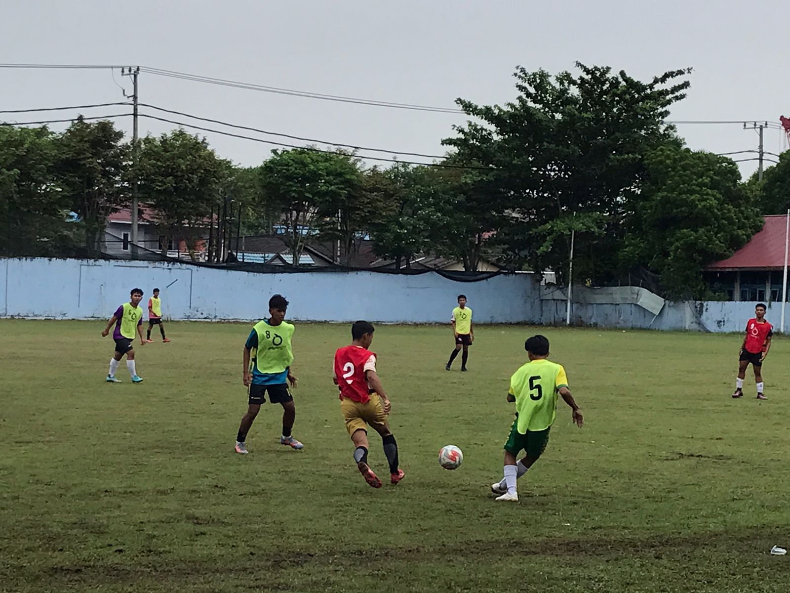 TAMPILKAN PERFORMA TERBAIK: Seleksi pemain timnas U-20 berlangsung di Lapangan Bima Sakti, Lanud Dhomber, Balikpapan.