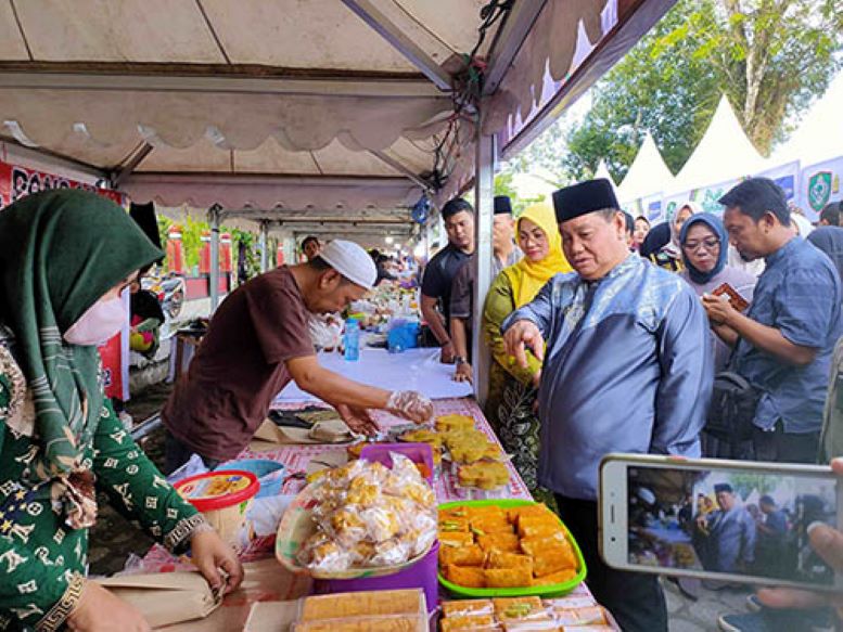 PASAR RAMADAN: Bupati Kotim saat mengunjungi stan makanan di Pasar Ramadan 1444 Hijriah lalu. (Dok. YUNI/RADAR SAMPIT)