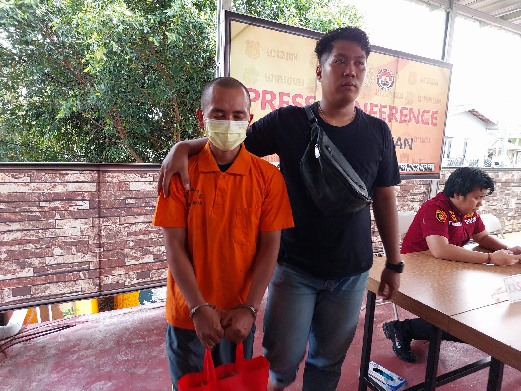 DUGAAN PENADAH: Tersangka FT diamankan personel Satreskrim Polres Tarakan, Senin (11/3).