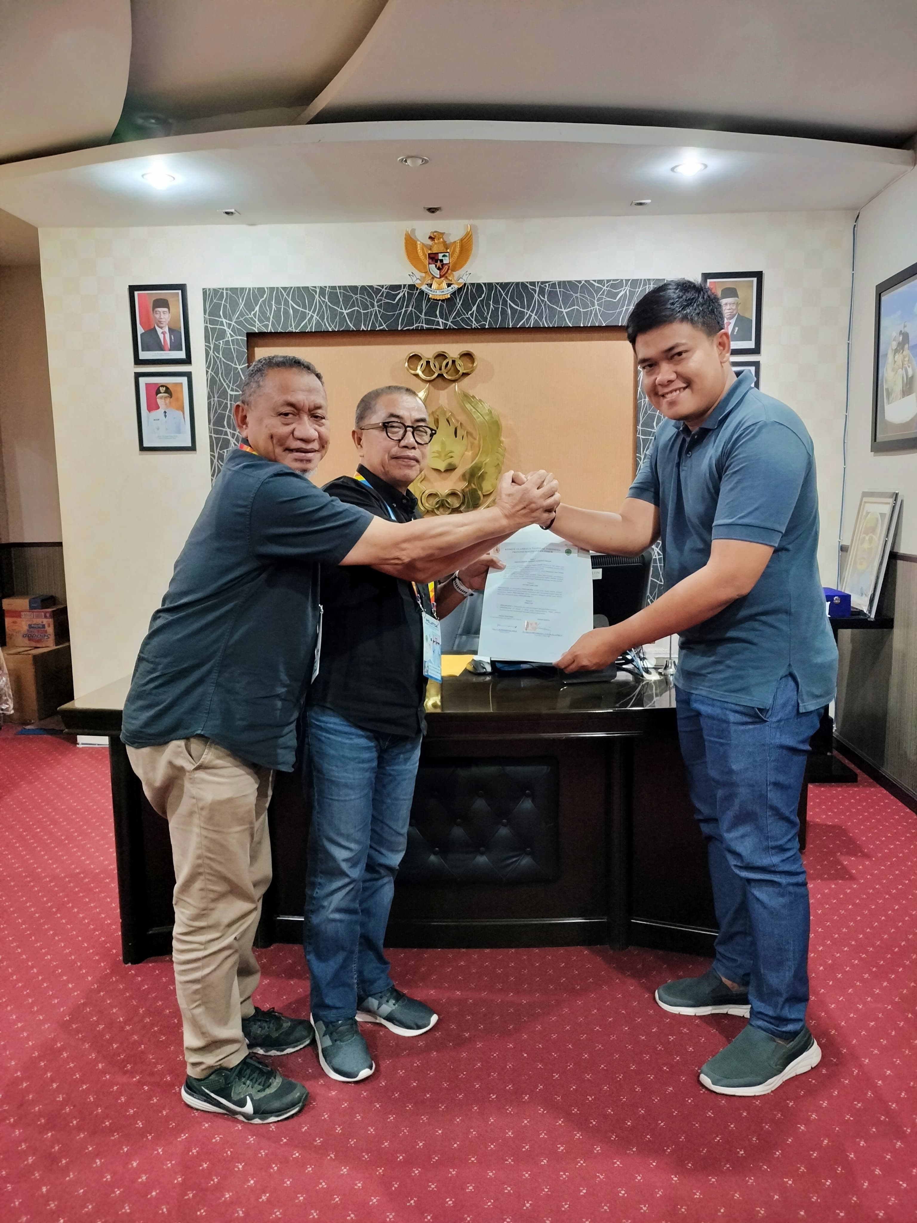 DEMI KEJAYAAN: Dari kiri, Komandan Pelatda KONI Kaltim Ego Arifin, Ketua KONI Kaltim Rusdiansyah Aras, dan Galih Priyambada selepas penandatanganan MoU kedua pihak, Senin (11/3).