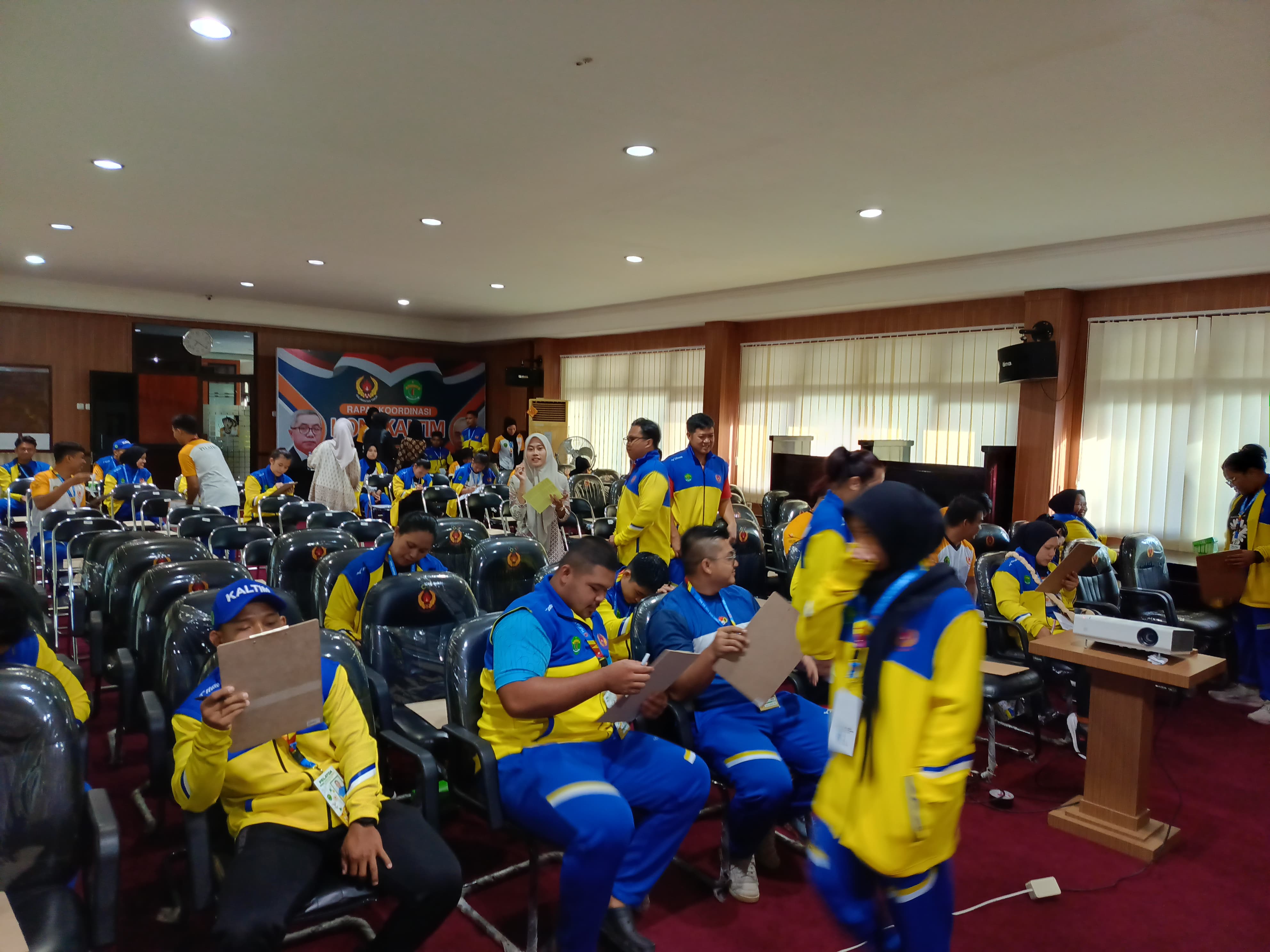 UKUR KEMAMPUAN: Para atlet menjalani serangkaian tes psikologi yang digelar di ruang rapat KONI Kaltim Jalan Kusuma Bangsa, Samarinda, Senin (11/3).