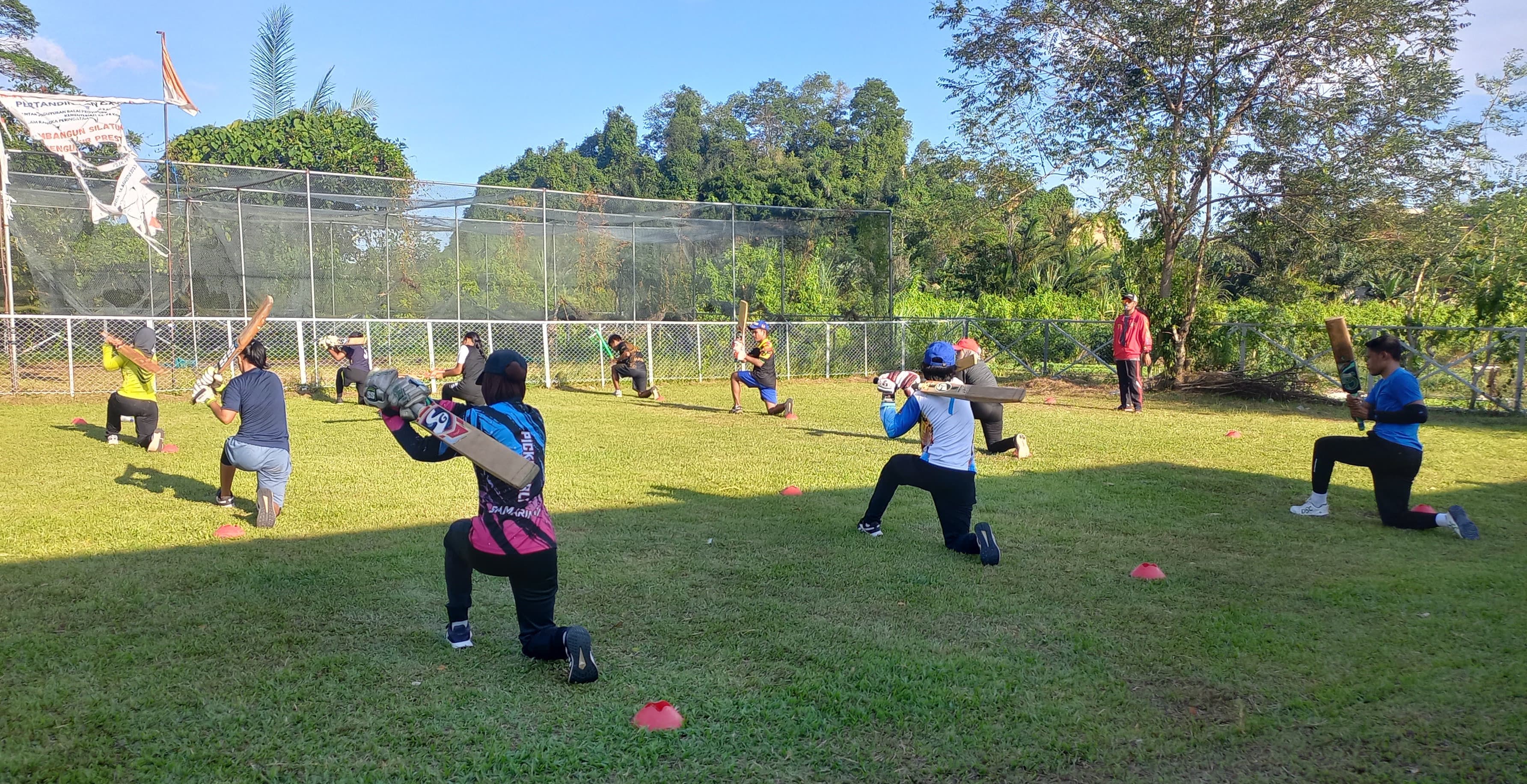SESI LATIHAN: Tim kriket Kaltim fokus mengasah teknik memukul di lapangan latihan mereka di GOR Kadrie Oening, Samarinda, Senin (11/3).