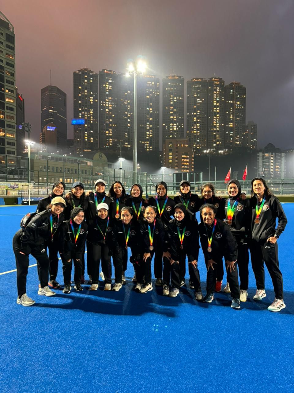 JADWAL PADAT: Nur Anisa (kedua kiri depan) bersama Timnas Hoki Putri Indonesia setelah tampil di Hong Kong.