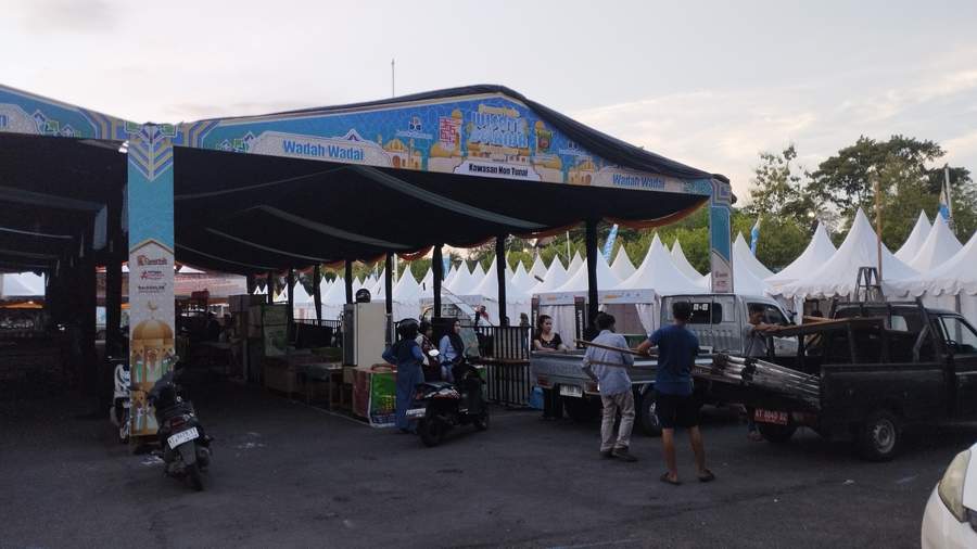 BAKAL MERIAH: Puluhan pedagang kuliner dan aneka jajanan mengisi lapak di gelaran Wisata Belanja Ramadan 2024 yang dihelat di halaman GOR Segiri, Senin (11/3).