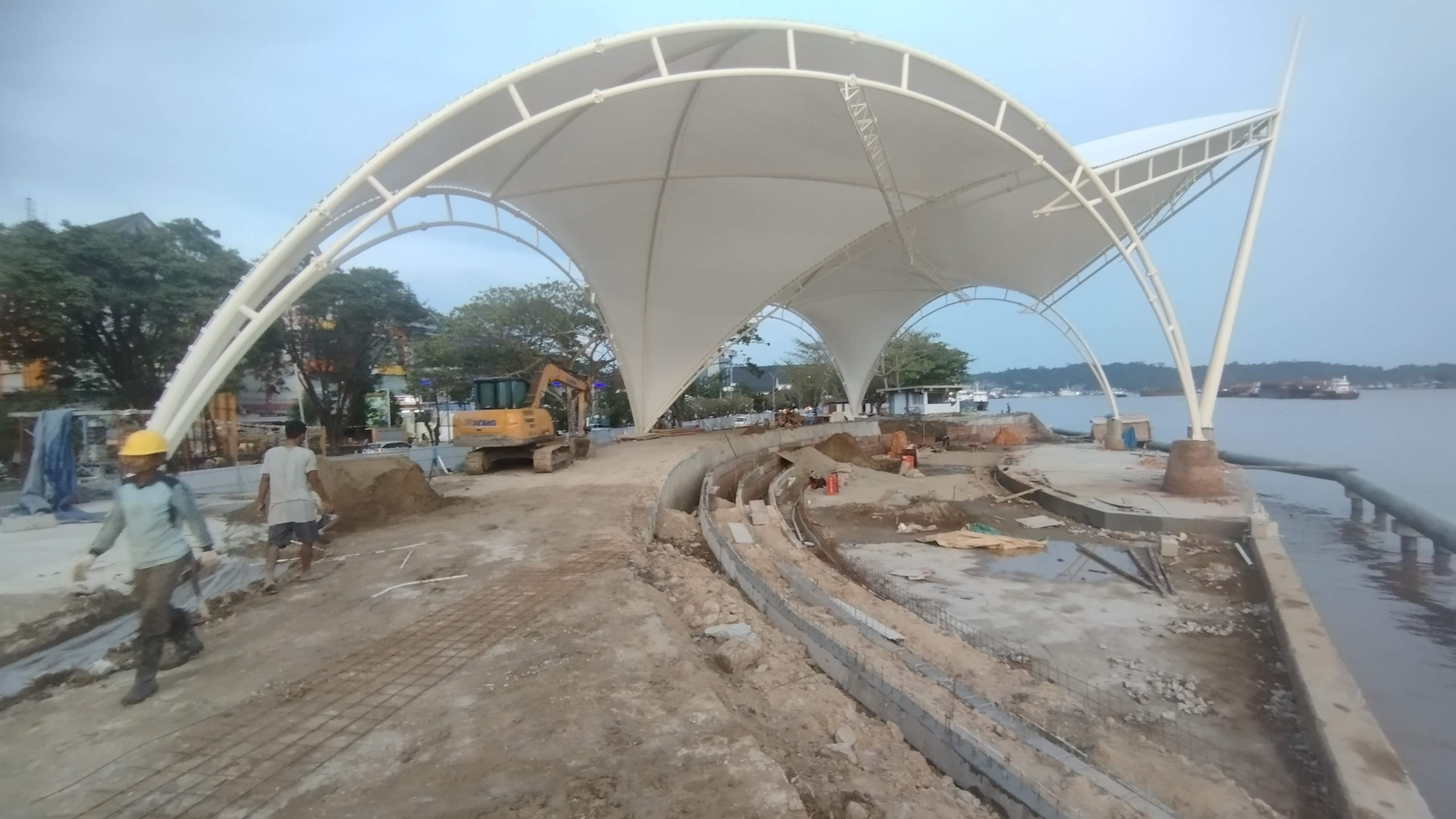 BELUM TUNTAS: Teras Samarinda segmen I di depan Kantor Gubernur Kaltim belum juga rampung hingga saat ini.