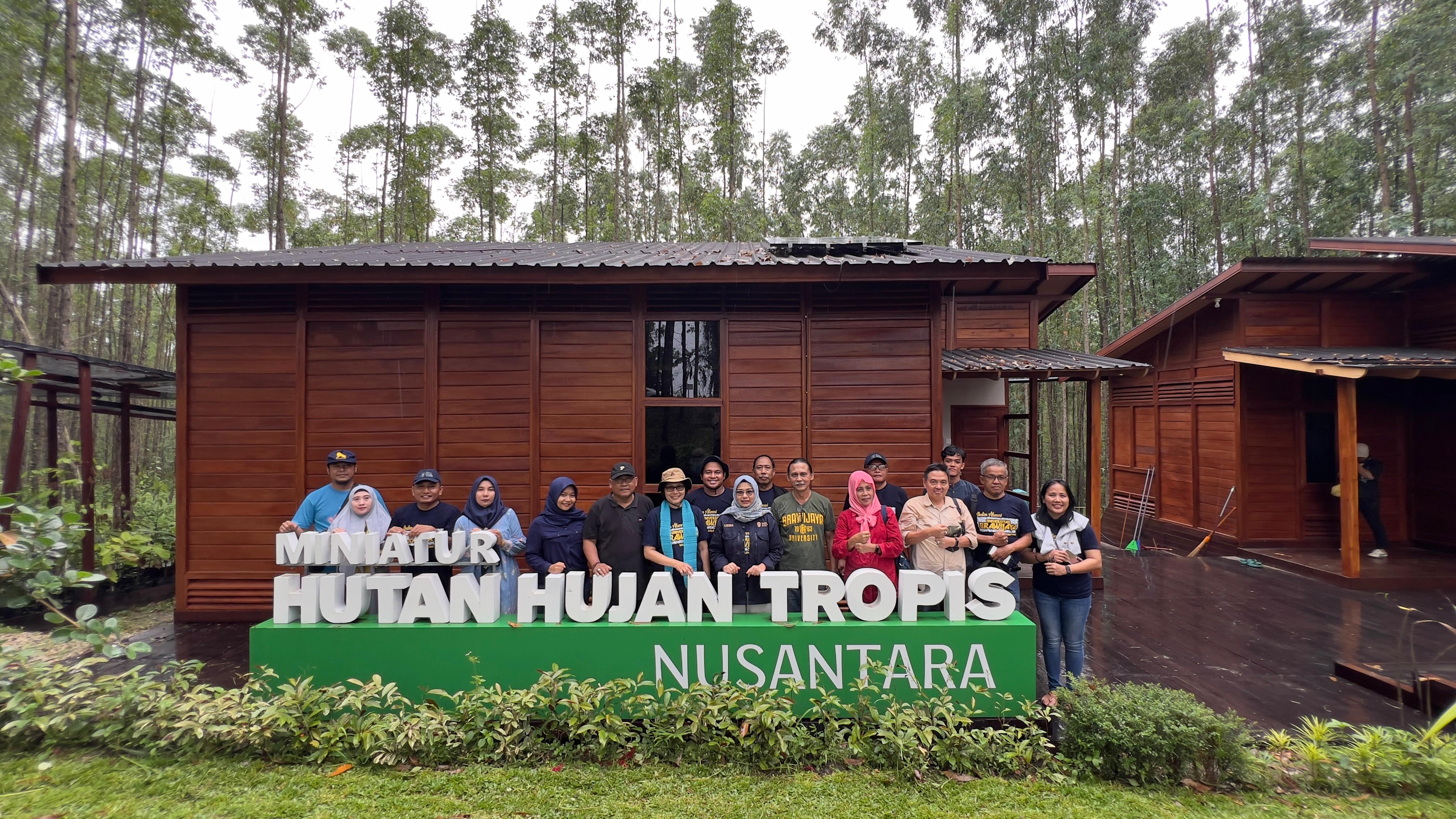 KUNJUNGI IKN: Myrna Safitri (keenam kanan) bersama rombongan dari IKA UB Kaltim di Miniatur Hutan Hujan Tropis Nusantara.