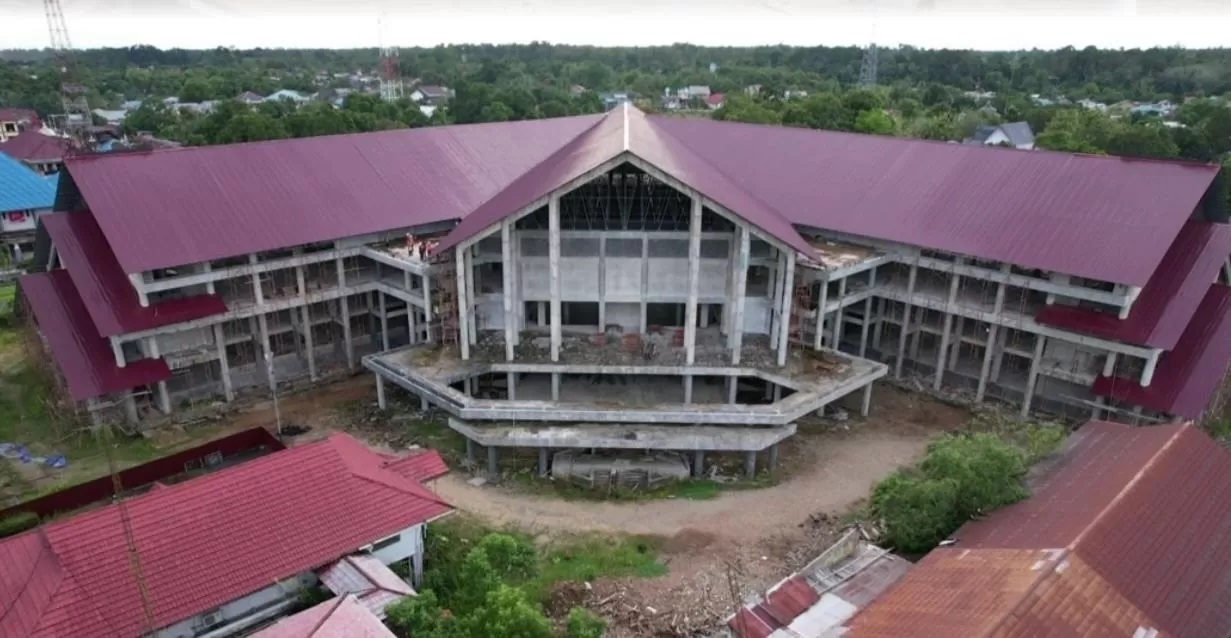 GEDUNG SATAP: Gedung pelayanan satu atap ini yang dikerjakan Pemkab Kapuas Hulu sudah mencapai progress pembangunan hingga 83 persen. Diharapkan pada 2024 ini bangunan tersebut telah selesai di bangun