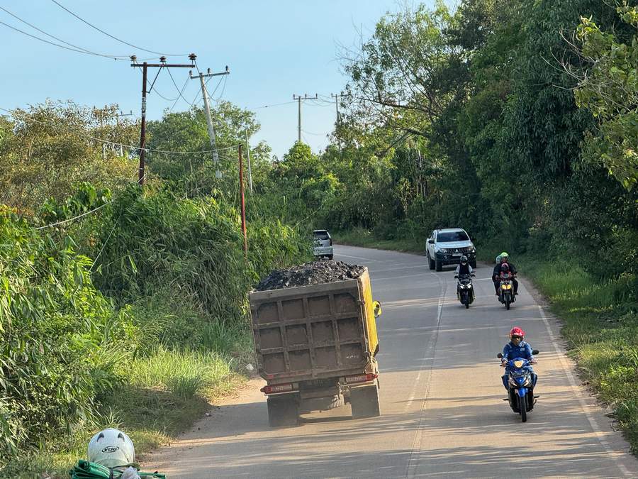 BERDAMPAK LUAS: Truk yang mengangkut batu bara bebas melintas di jalan umum kemarin siang.