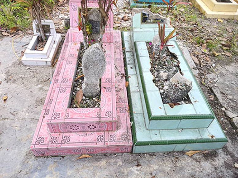 DIRUSAK: Salah satu makam kuburan yang diduga sengaja dirusak di pemakaman muslimin Jalan Jambu, Kelurahan MB Hulu, Sampit, Selasa (12/3/2024). (HENY/RADAR SAMPIT)