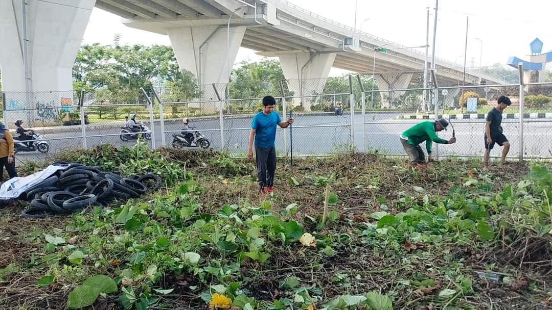 ANTISIPASI. Area yang menjadi akses menuju spot tongkrongan dadakan di kolong Jembatan Mahakam Kembar, dibersihkan untuk memudahkan pemantauan, Sabtu (9/3) lalu.OKE/SAPOS
