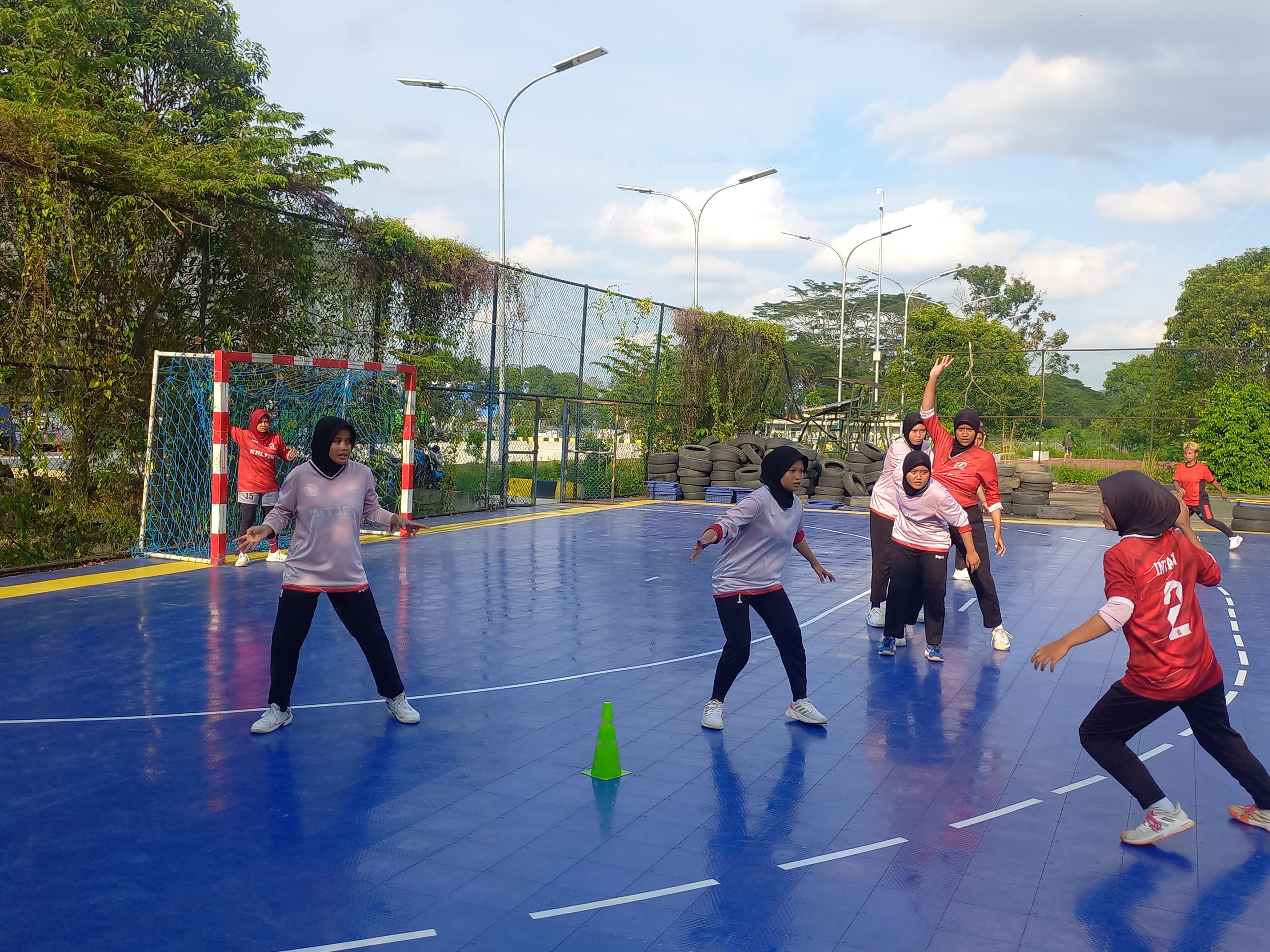 TERUS ASAH KEMAMPUAN: Tim bola tangan Kaltim berlatih di lapangan tenis GOR Kadrie Oening, Samarinda.