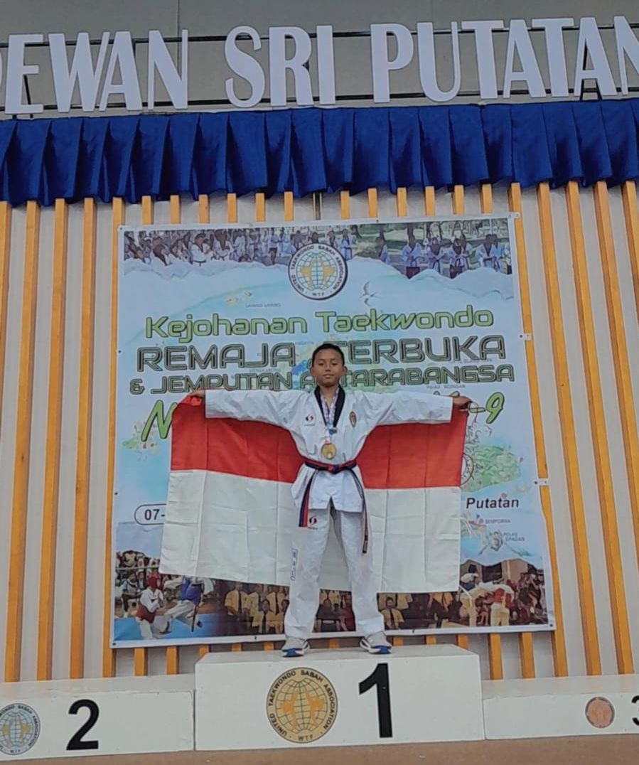 KIBARKAN MERAH PUTIH: Wira Sakti Pratama memenangi kategori under-42 dalam kejuaraan taekwondo di Sabah.