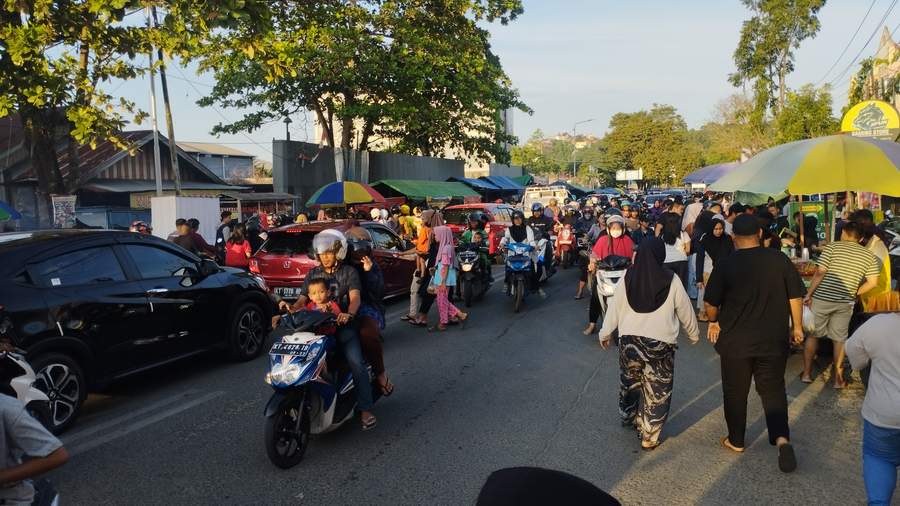TITIK MACET: Kemacetan kendaraan terjadi di Jalan Siradj Salman, Kecamatan Samarinda Ulu, imbas pedagang takjil yang berjualan di sisi kiri-kanan jalan yang minim kantong pakir, Selasa (12/3).