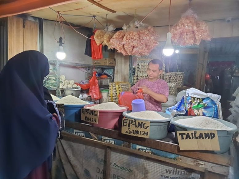 HARGA NAIK: Harga beras di Sampit ikut mengalami kenaikan yang terjadi secara nasional. (DOK.HENY/RADAR SAMPIT)