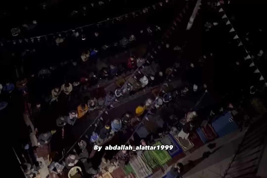 Warga Gaza melaksanakan sholat tarawih di sekitar reruntuhan bangunan akibat serangan Israel. (Instagram @abdallah_alattar1999)