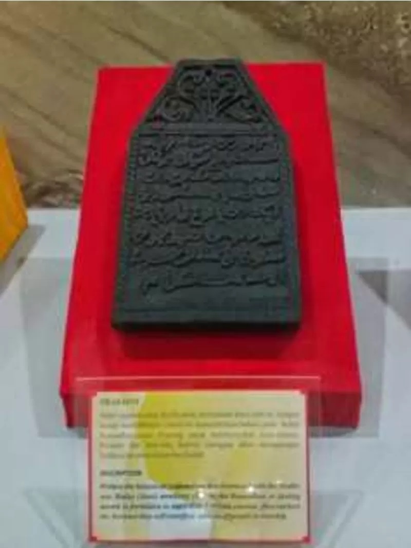 PRASASTI: Dipahat di atas kayu, ini adalah prasasti yang berisikan larangan membunyikan petasan pada zaman Sultan Adam.