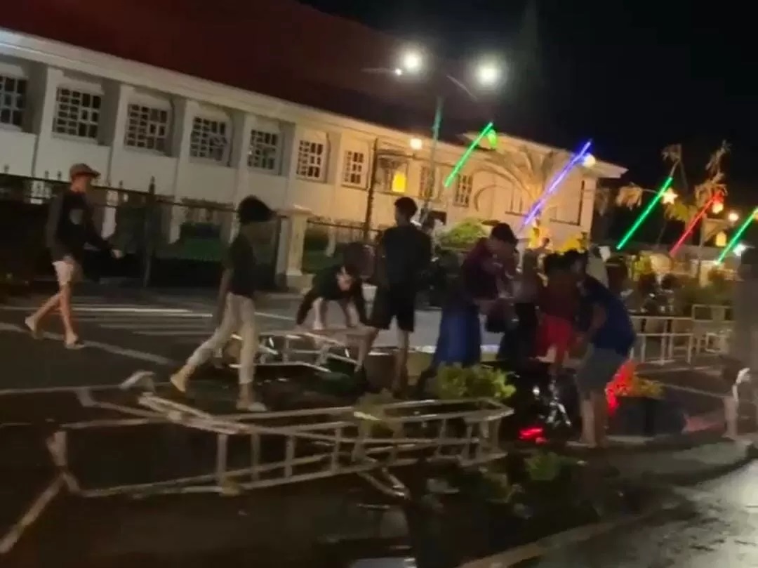 RUSAK: Sejumlah bagian pagar pembatas jalan di depan Balai Kota Banjarbaru berantakan akibat aksi balap liar pada Rabu dini hari. (Foto: Tangkapan Layar Video)