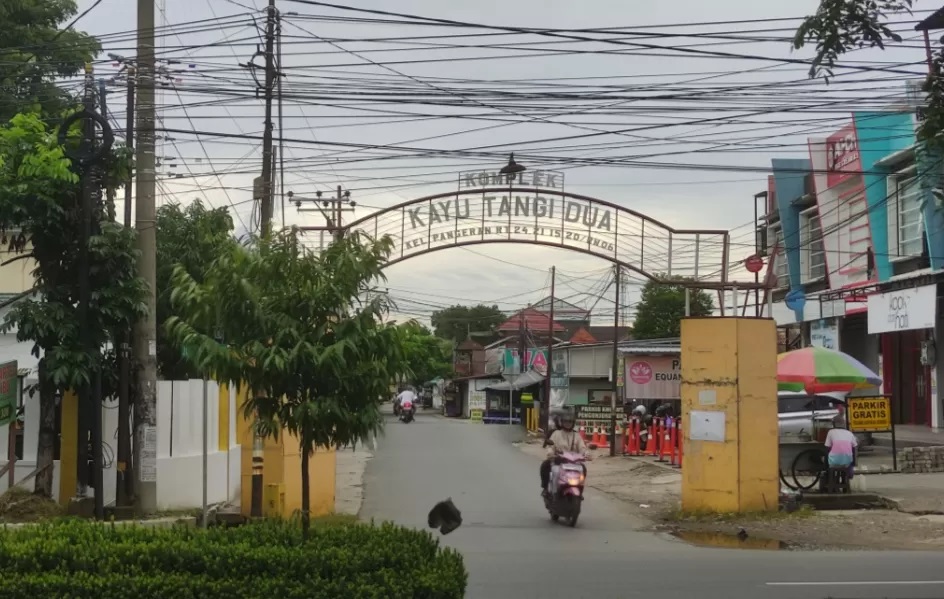 BERKEMBANG: Komplek Kayutangi menjadi cikal bakal berkembangnya kawasan Jalan Hasan Basry. (Foto: Maulana)
