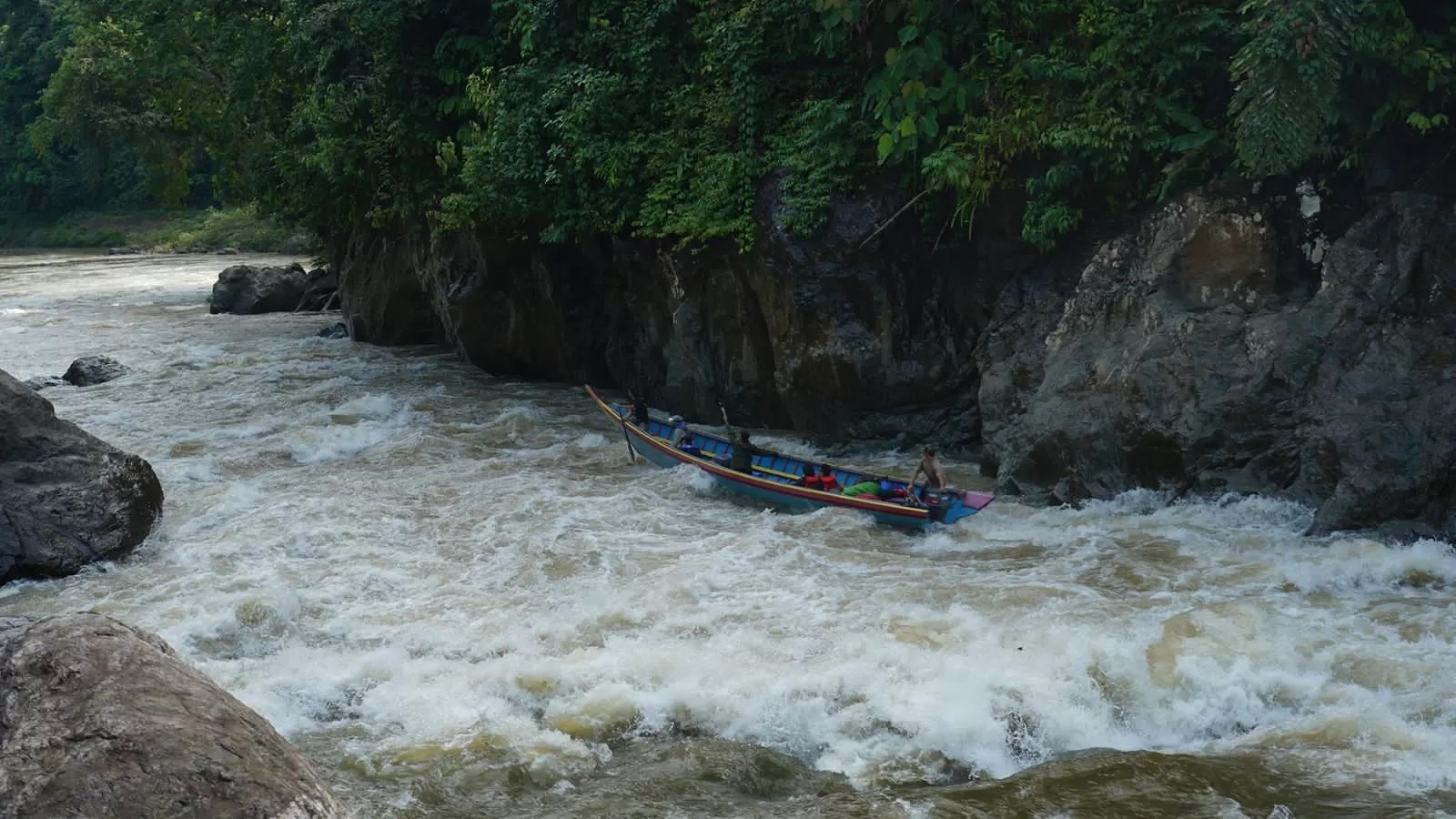 RIAM EKSTREM: Motoris juru batu bersama Kepala Dinas Pendidikan dan Kebudayaan Kalbat Rita Hastarita&nbsp; melewati riam ekstrem menuju Desa Tanjung Lokang. (MIRZA/PONTIANAK POST)