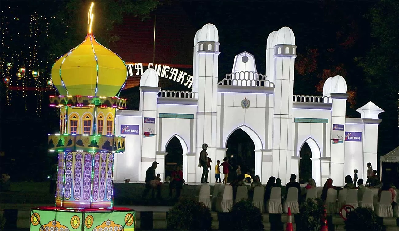 MARHABAN YA RAMADHAN: Warga berkumpul di lampion berbentuk masjid yang didirikan di Jalan Jenderal Sudirman, depan Balai Kota Solo, (10/3). (ARIEF BUDIMAN/JAWA POS RADAR SOLO)