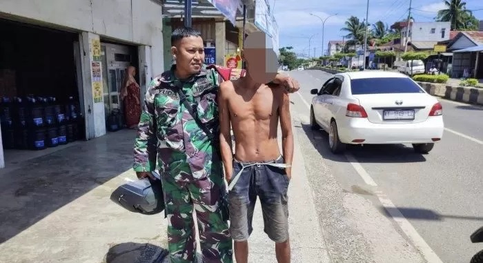 DIEVAKUASI: Seorang ODGJ di Kecamatan Simpang Empat, Kabupaten Tanah Bumbu dievakuasi Babinsa. ODGJ ini meresahkan warga sekitar. (Foto: Dinsos Tanah Bumbu untuk Radar Banjarmasin)