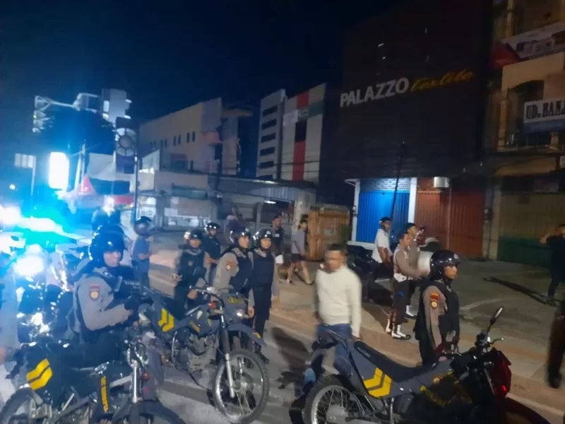 PATROLI RAMADAN: Tim khusus patroli Ramadan yang diturunkan Polresta Banjarmasin. Mereka akan berkeliling sejak tengah malam sampai sahur. (FOTO: POLRESTA BANJARMASIN UNTUK RADAR BANJARMASIN)