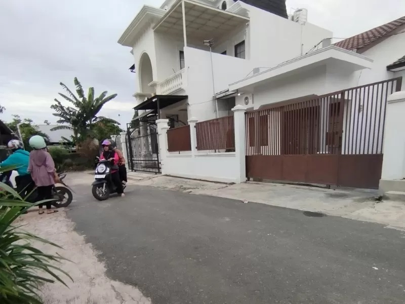 MEWAH: Rumah mewah di Jalan Meranti Griya Asri I Blok D, Kecamatan Banjarbaru Utara akhir-akhir ini didatangi warga yang ingin menanyakan hasil investasi. (FOTO: FADLAN ZAKIRI/RADAR BANJARMASIN)