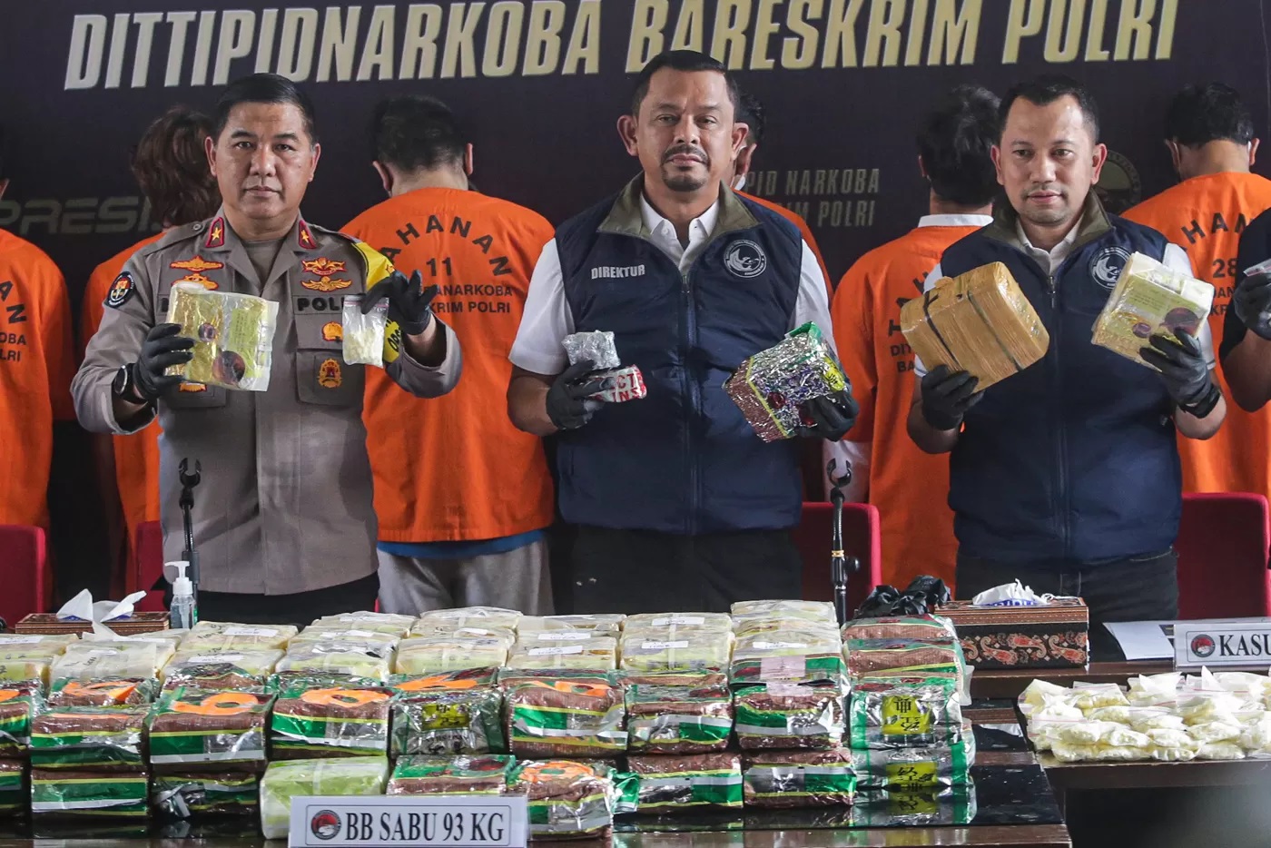 Kepala Biro Penerangan Masyarakat (Karopenmas) Divisi Humas Polri Brigjen Pol. Ahmad Ramadhan (kiri), Direktur Tindak Pidana Narkoba Badan Reserse Kriminal Polri Brigjen Pol Mukti Juharsa (tengah).