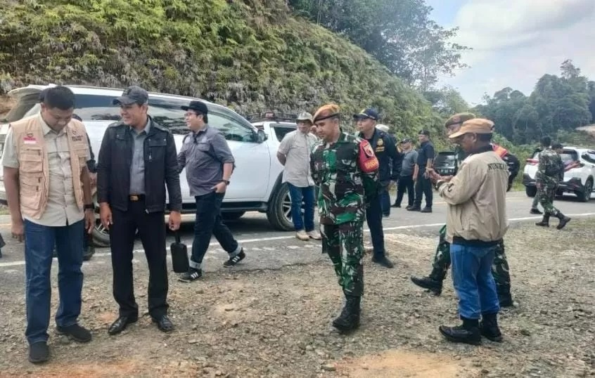 CEK PERBATASAN: Pemerintah Malaysia mengunjungi Patok A-708 di perbatasan Serudong-Sei Menggaris. FOTO: ISTIMEWA