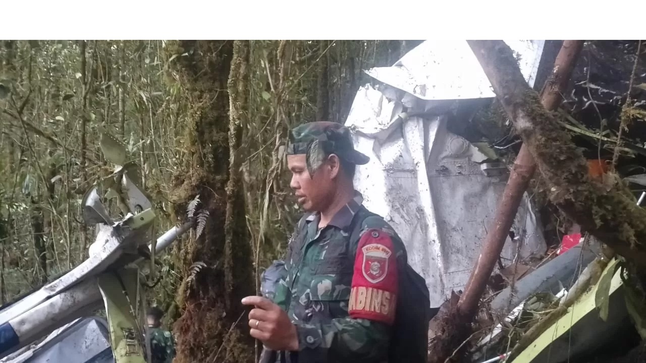 MISI SELESAI: Usai mengamankan black box, tim SAR gabungan bertahap meninggalkan lokasi kejadian jatuhnya Smart Air di Krayan Tengah. FOTO: ISTIMEWA