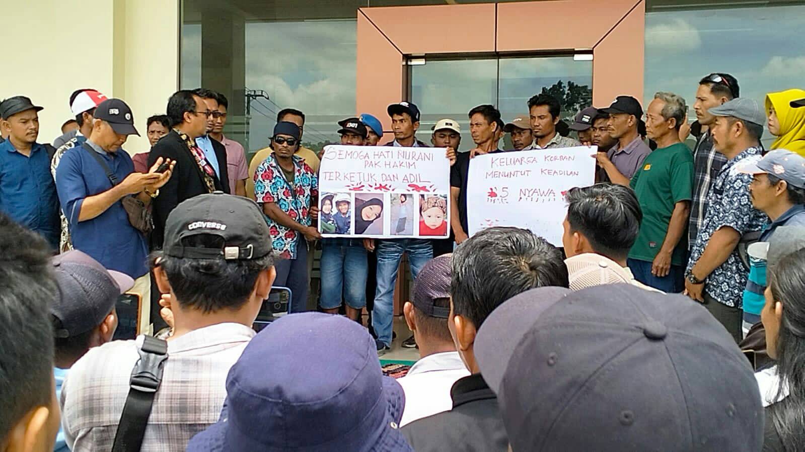 TUNTUT: Keluarga korban menuntut majelis hakim untuk menjatuhkan vonis kepada terdakwa J dengan seadil-adilnya. Tampak saat mereka berorasi di depan PN Penajam, Jumat (8/3).(ari/kp)  &nbsp;