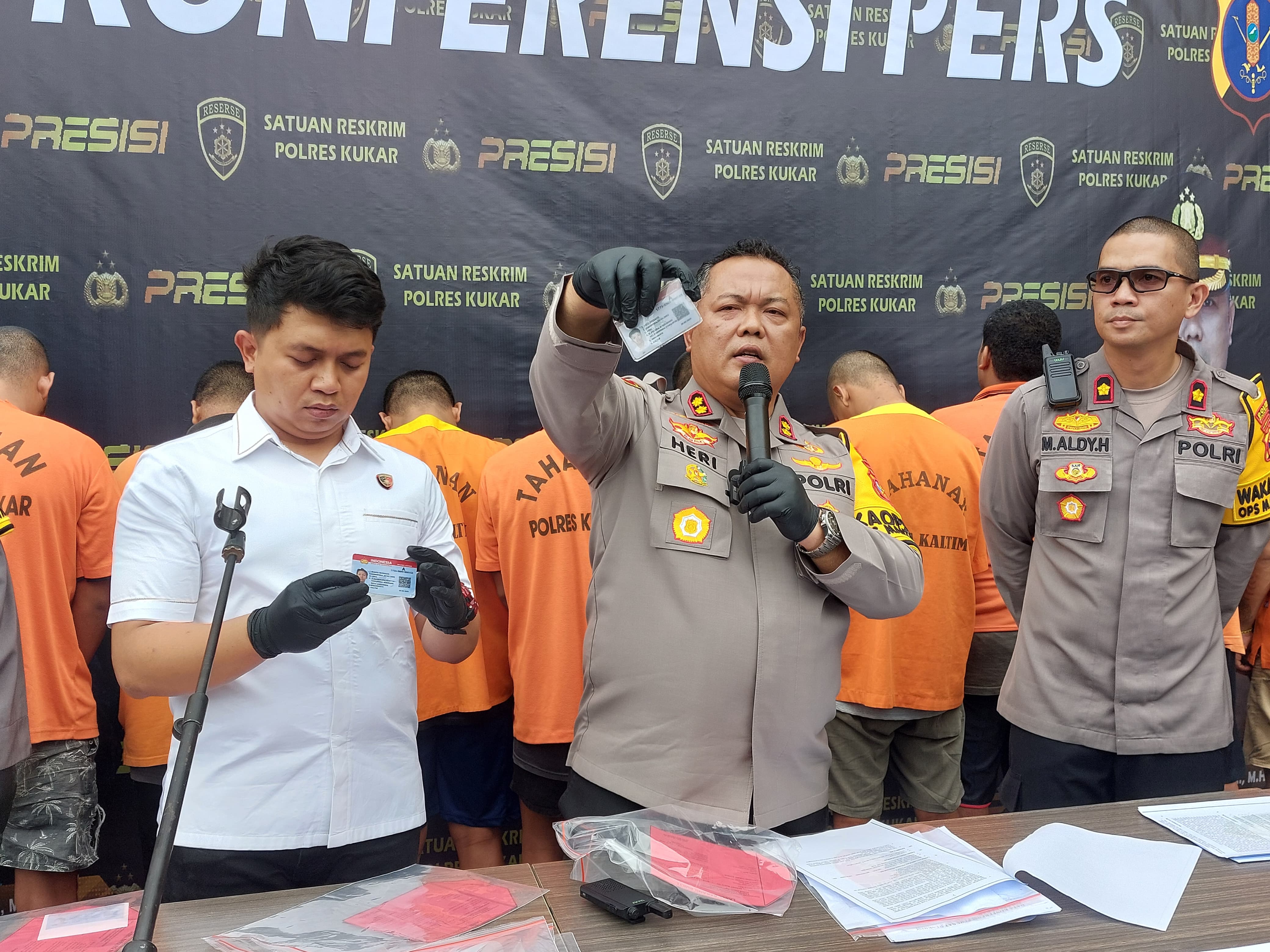 TERUNGKAP: Kapolres Kukar AKBP Heri Rusyaman didampingi Kasat Reskrim Iptu Jodi Rahman memperlihatkan barang bukti pengungkapan pemalsuan SIM.