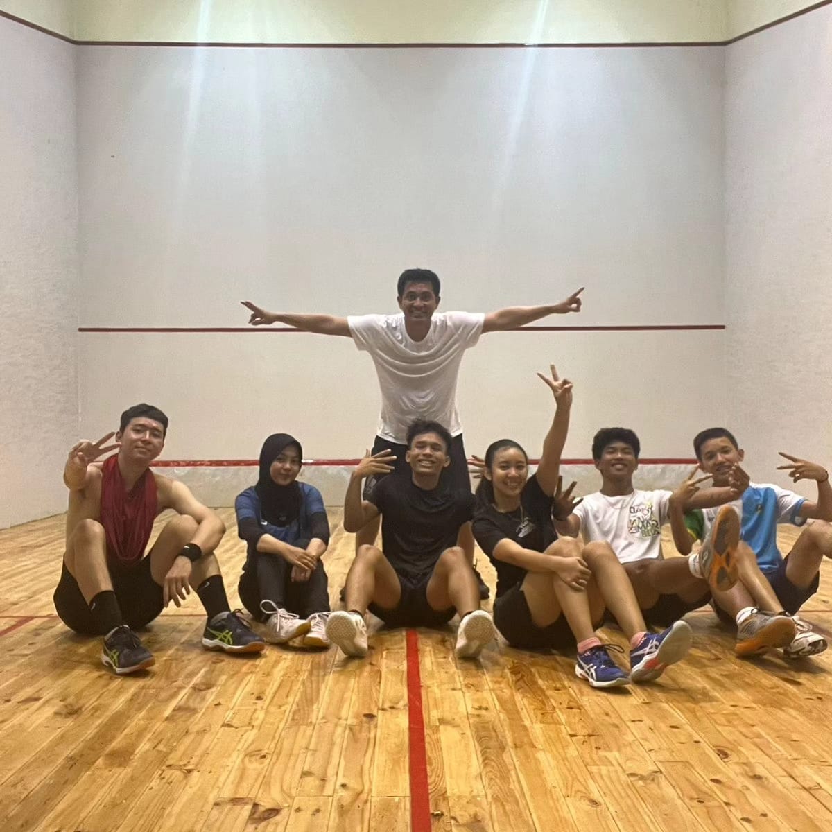 TETAP BERJALAN: Tim squash menjalani latihan malam di kompleks GOR Kadrie Oening, Samarinda.