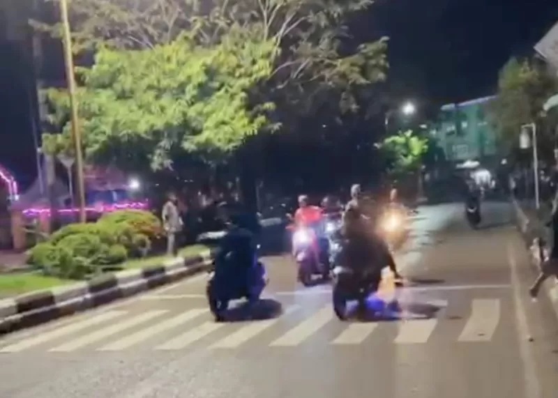GANGGU KETERTIBAN: Aktivitas balap liar di Jalan Ahmad Yani Kota Amuntai yang mengganggu warga pada dini hari di bulan Ramadan. (Foto: M.Akbar/Radar Banjarmasin)