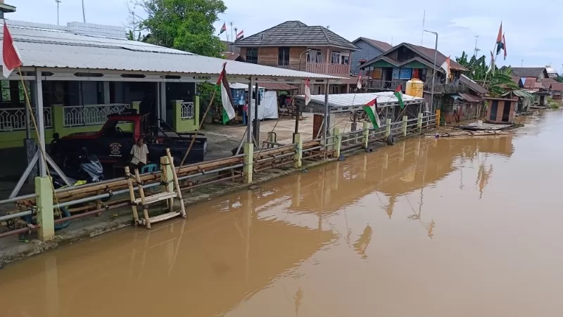 DISIRING: Kondisi Pelabuhan Murung Keraton yang tak beroperasi lagi. (FOTO: SHEILLA FARAZELA/RADAR BANJARMASIN)