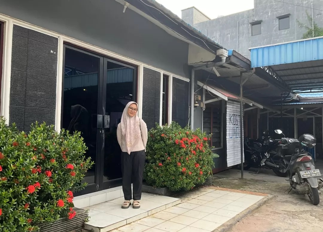 KOS PUTRI 2: Seorang mahasisiwi penghuni Kos Putri 2. Ada banyak kos putri di Komplek Kayutangi 2 saat ini yang terus berkembang. (Foto: Maya)